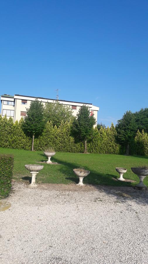 Hotel Parigi Кастель-Сан-П'єтро-Терме Екстер'єр фото
